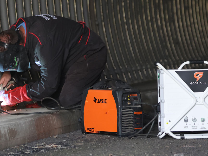 Worker carrying the GoGrid PG3600 by its ergonomic handles